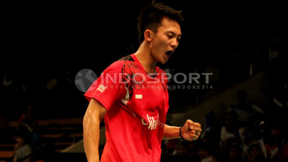Tungga Indonesia, Ihsan Maulana berhasil mengalahkan tunggal Malaysia, Mohamad Abdul Latif 21-17 dan 21-11 pada BCA Indonesia Open 2015 di Istora Senayan, Selasa (02/06/15). Copyright: © Herry Ibrahim/INDOSPORT